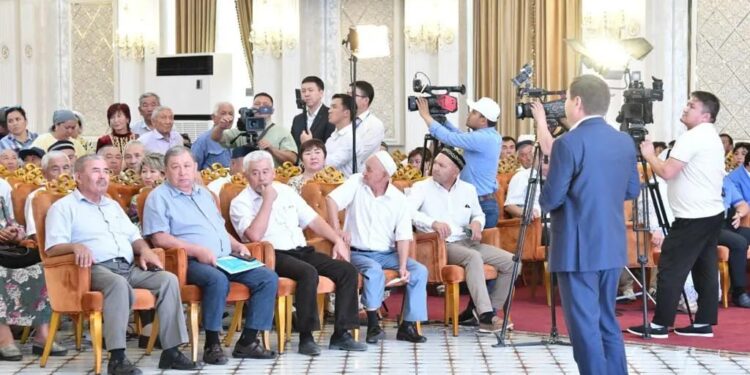 Қала әкімі Қаратау ауданы тұрғындарының мәселелерін тындады