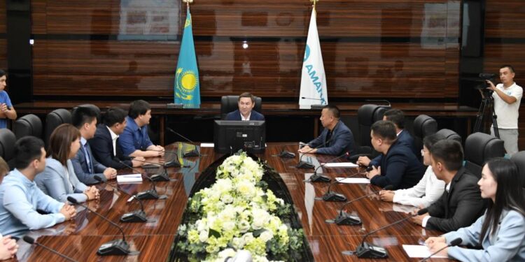 М. Әйтенов белсенді жастармен кездесті