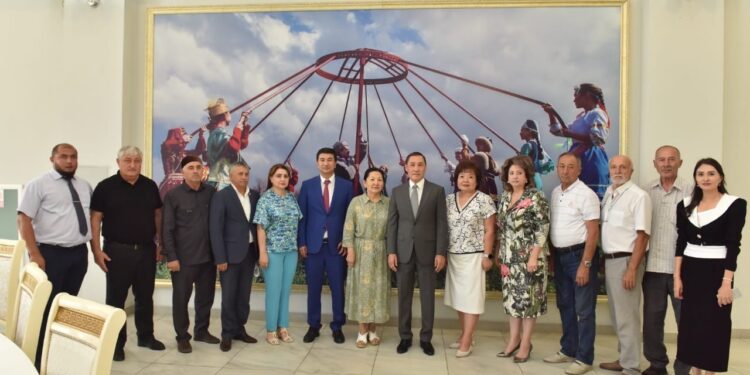 М.Әзілханов этномәдени бірлестік төрағалары, БАҚ өкілдерімен кездесті