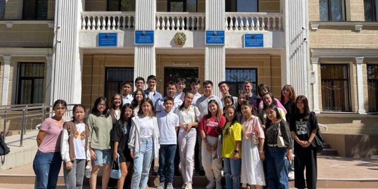 Әл-Фараби ауданының жастарымен кездесу өтті