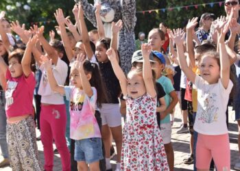 Қос мереке тойлаған балалар мәз