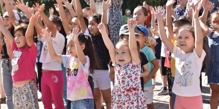 Қос мереке тойлаған балалар мәз