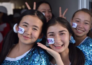 Победителям Шымкентском молодежной лиги подарили мини-автобусы