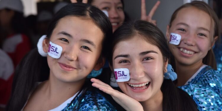 Победителям Шымкентском молодежной лиги подарили мини-автобусы