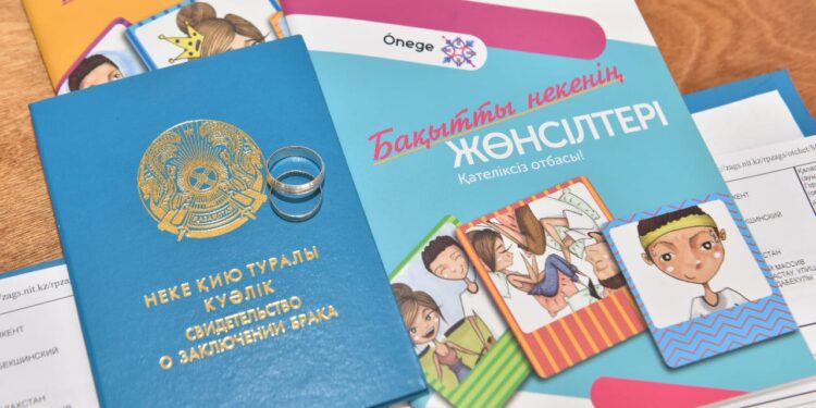 Отбасы күні отбасылы болғандар неке куәлігін алды