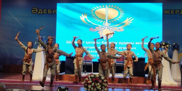 Отбасы құндылықтарын насихаттауға бағытталған айтыс өтіп жатыр