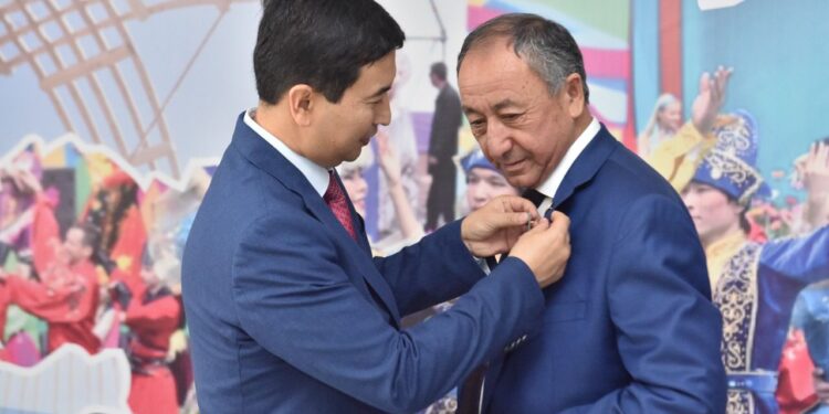 Шымкентте ел бірлігі мен татулықты нығайтуға елеулі үлес қосқан азаматтар марапатталды