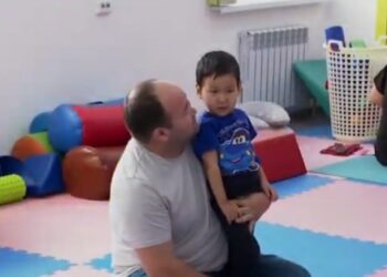 Жүре алмайтын 600 баланы аяққа тұрғызған