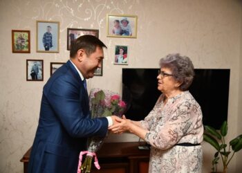 Мұрат Әйтенов ардагерлерді қарттар күнімен құттықтады