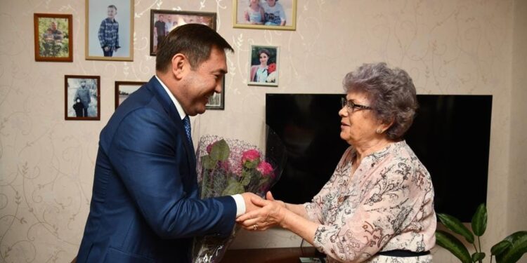 Мұрат Әйтенов ардагерлерді қарттар күнімен құттықтады