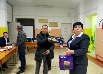 Шымкентте алғаш жауыс берген дауыс берушілерге сыйлықтар табысталды