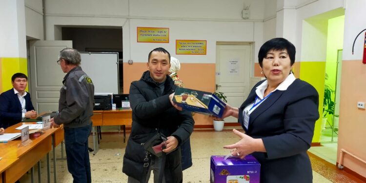 Шымкентте алғаш жауыс берген дауыс берушілерге сыйлықтар табысталды