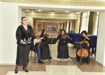 Майра Мұхамедқызы сайлаушыларды әсем әнімен қарсы алды