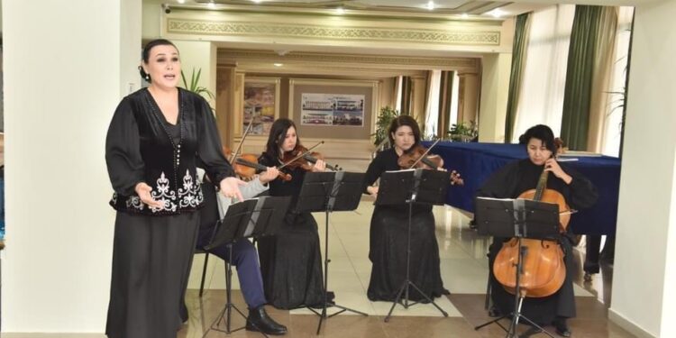 Майра Мұхамедқызы сайлаушыларды әсем әнімен қарсы алды