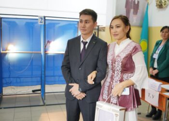 Отау құрған жас жұбайлар сайлау учаскесінде дауыс берді