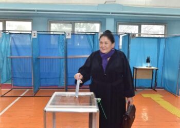 Сайлау учаскесінде ардагер ұстазға ерекше құрмет көрсетілді