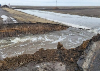 Павлодардағы Ұзынсу ауылын топан судан қорғау үшін республикалық жол бұзылды