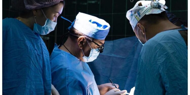 ТҮРКІСТАН ДӘРІГЕРЛЕРІ 5 АДАМНЫҢ БҮЙРЕГІН АЛМАСТЫРДЫ