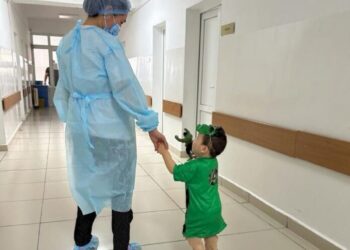 ТҮРКІСТАНДА БАЛАЛАР ОПЕРАЦИЯҒА СУПЕРМЭН КЕЙПІНДЕ КІРЕДІ