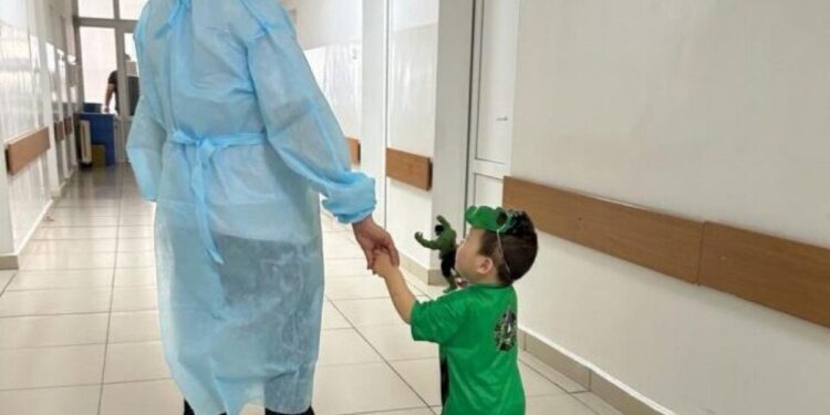 ТҮРКІСТАНДА БАЛАЛАР ОПЕРАЦИЯҒА СУПЕРМЭН КЕЙПІНДЕ КІРЕДІ