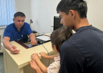 ТҮРКІСТАН: ДӘРІГЕРЛЕР ҮШ ЖАСАР ҚЫЗДЫҢ БӨЛШЕКТЕНГЕН САУСАҚТАРЫН ЖАЛҒАП БЕРДІ