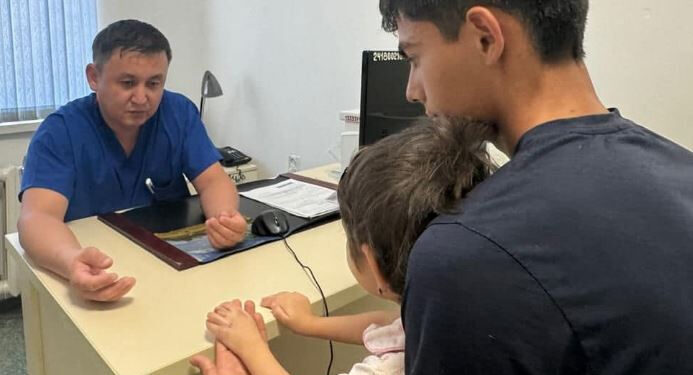 ТҮРКІСТАН: ДӘРІГЕРЛЕР ҮШ ЖАСАР ҚЫЗДЫҢ БӨЛШЕКТЕНГЕН САУСАҚТАРЫН ЖАЛҒАП БЕРДІ