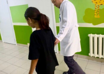 НЕРВ ЖҮЙЕСІ ЗАҚЫМДАНҒАН: ОБЛЫСТЫҚ БАЛАЛАР АУРУХАНАСЫНЫҢ ДӘРІГЕРЛЕРІ 13 ЖАСАР ҚЫЗДЫ АЯҚҚА ТҰРҒЫЗДЫ