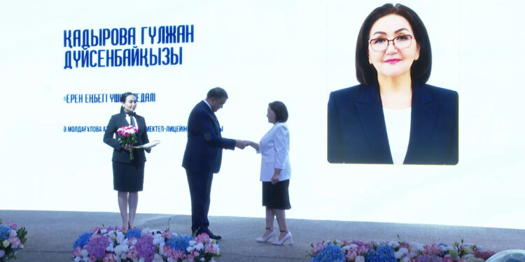 В Туркестане отдали почёт и уважение заслуженным педагогам